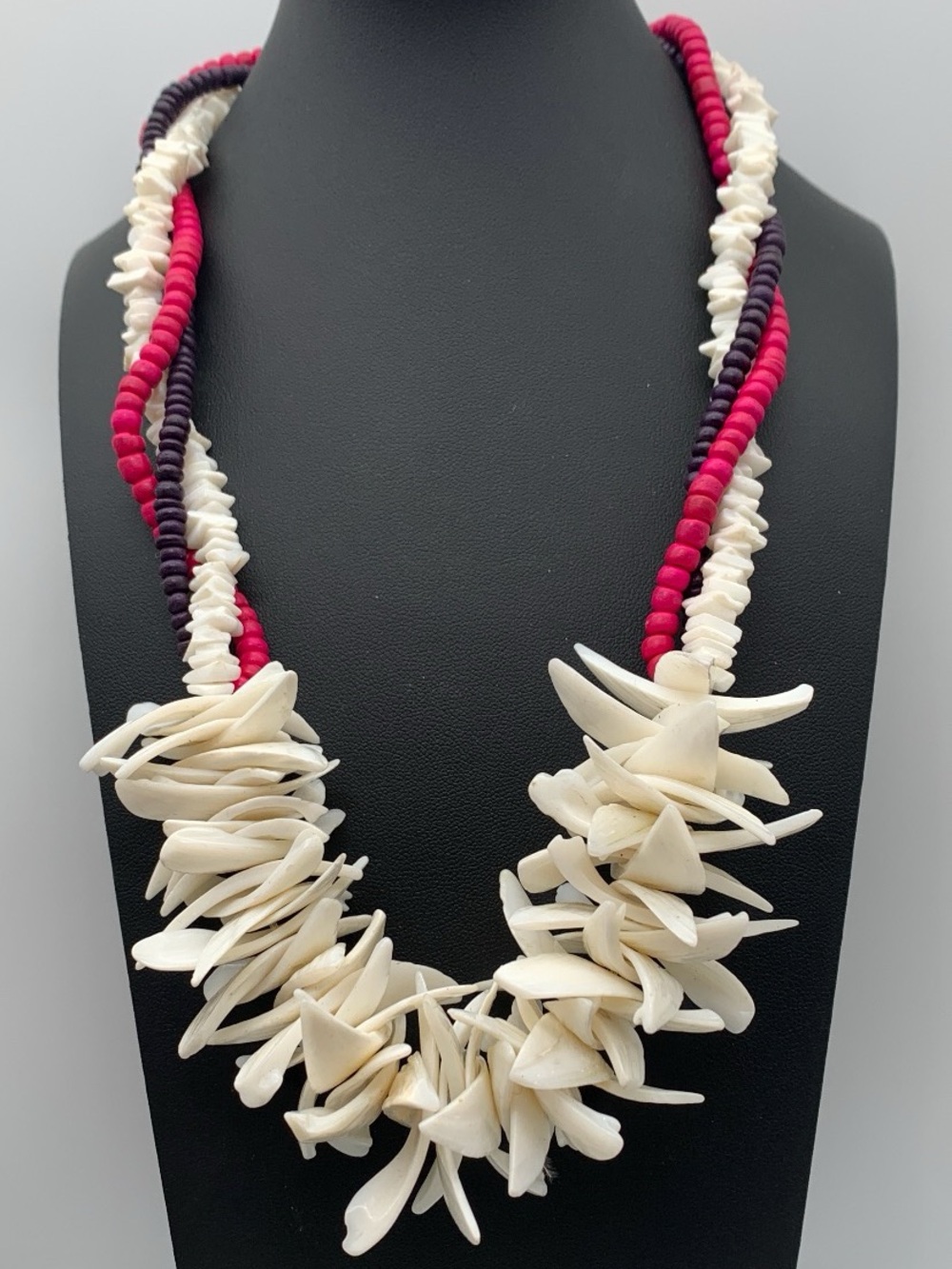 Vtg Chunky Spiked Shell Chip Statement Necklace in White & Pink 19” barrel clasp